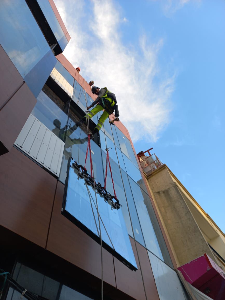 Travaux acrobatiques sur immeuble à Casablanca — nettoyage façade